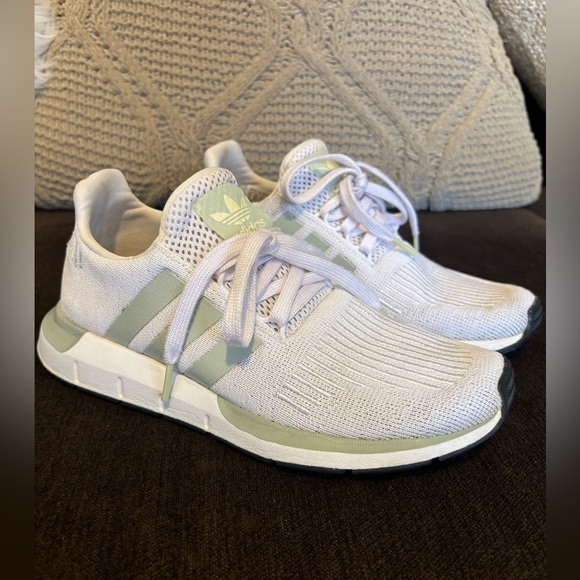 adidas Shoes - Adidas White and Light Green Running Shoes talla 6 U.S.